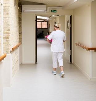 Infirmière dans les couloirs