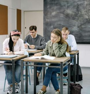 jeunes en salle de classe