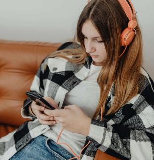 Jeune fille sur son téléphone