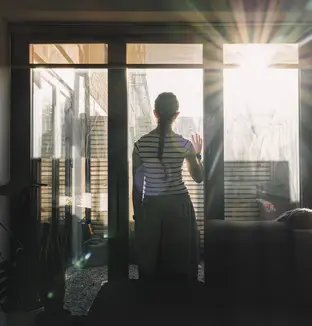 Jeune femme devant une fenêtre