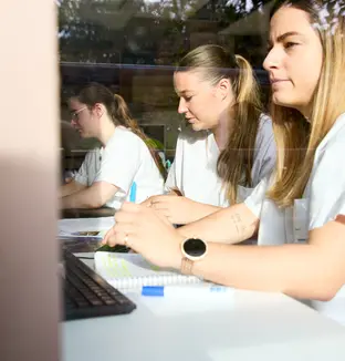 infirmières devant ordinateur