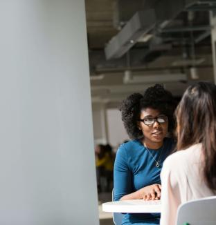 Entretien entre deux personnes