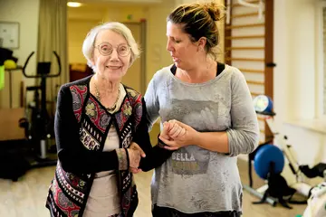 Interaction entre un soignant et un résident