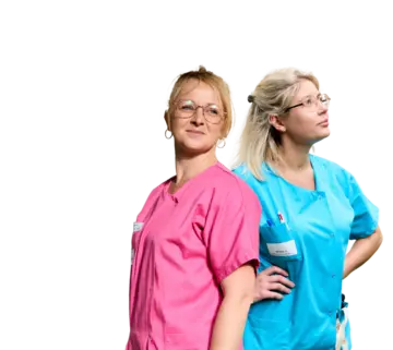 2 soignantes regardent vers l'avenir
